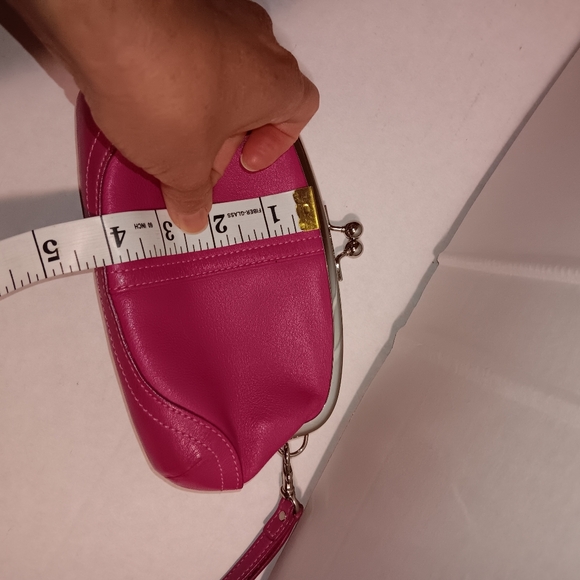GUC Coach leather fuschia kiss lock wristlet (missing pull tag). - Picture 2 of 7